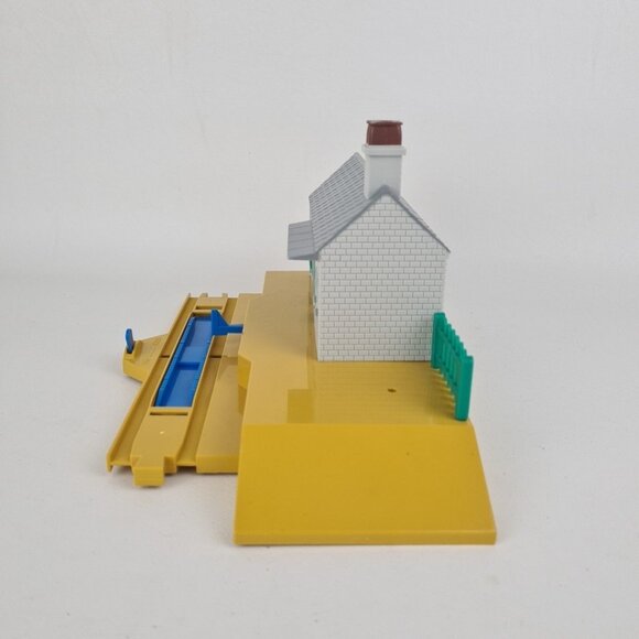 Tomy Train Station Platform Building–HO Compatible Scenery Lot-Accessories 717 - Picture 5 of 15